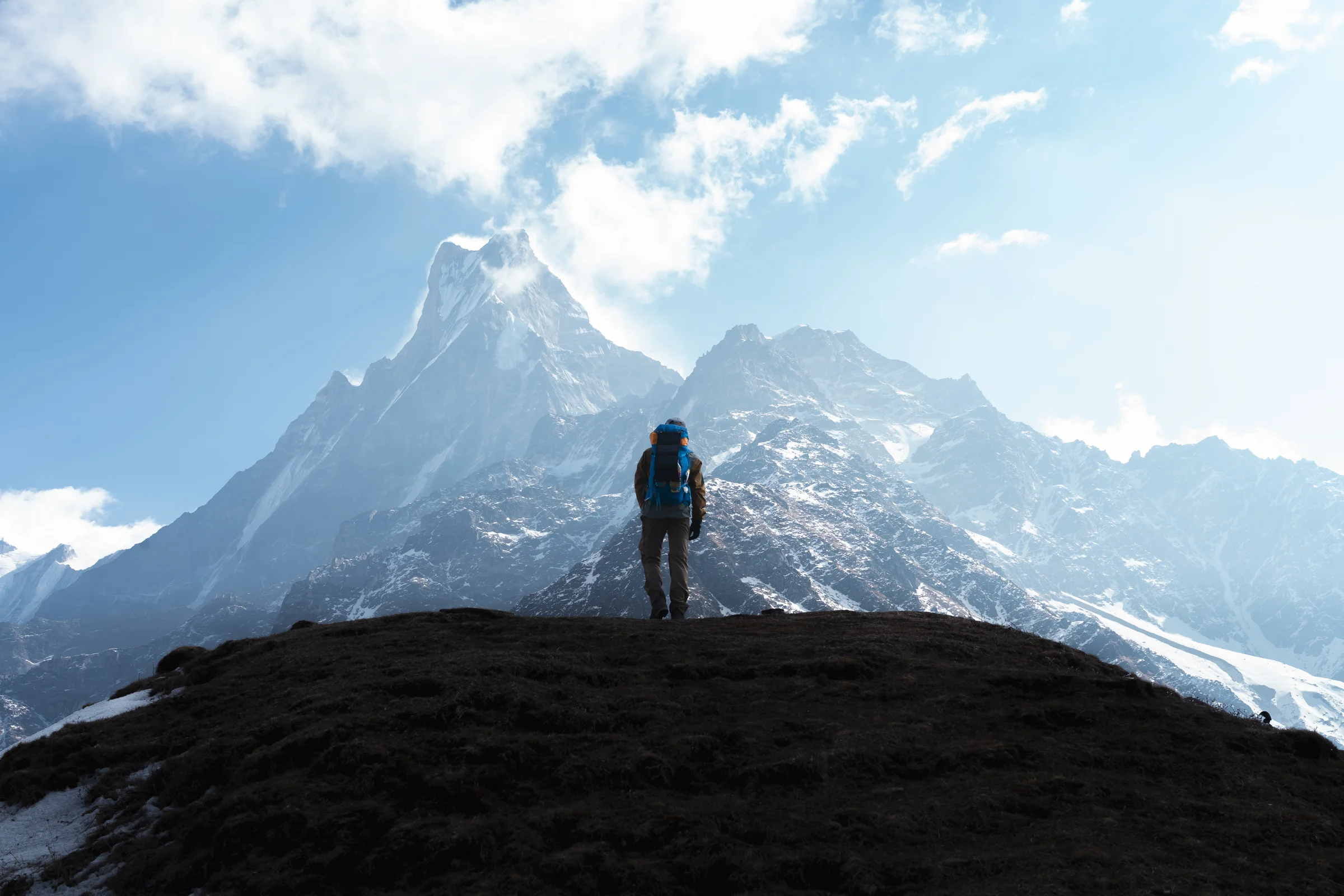 Nepal — uomo davanti alla montagna